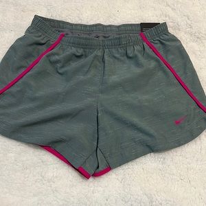 NWT Kids Standard Fit Nike Shorts - Size L